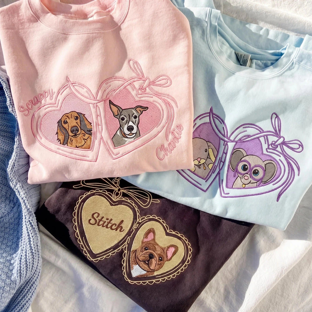 Vintage Medaillon-Sweatshirt mit Haustierporträt – Personalisierter Rundhalsausschnitt mit Hunde- und Katzenfoto und verspielter Schleife