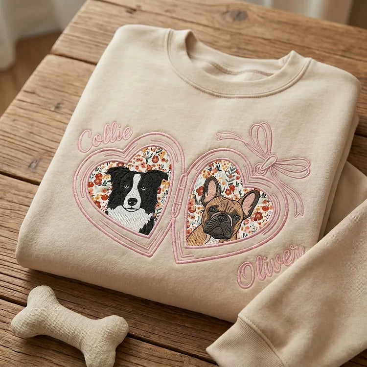 Personalisiertes Sweatshirt mit gesticktem Haustierporträt und Blumen-Applikation (Herz-Medaillon mit Schleife)