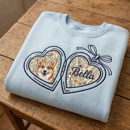 Personalisiertes Sweatshirt mit gesticktem Haustierporträt und Blumen-Applikation (Herz-Medaillon mit Schleife)