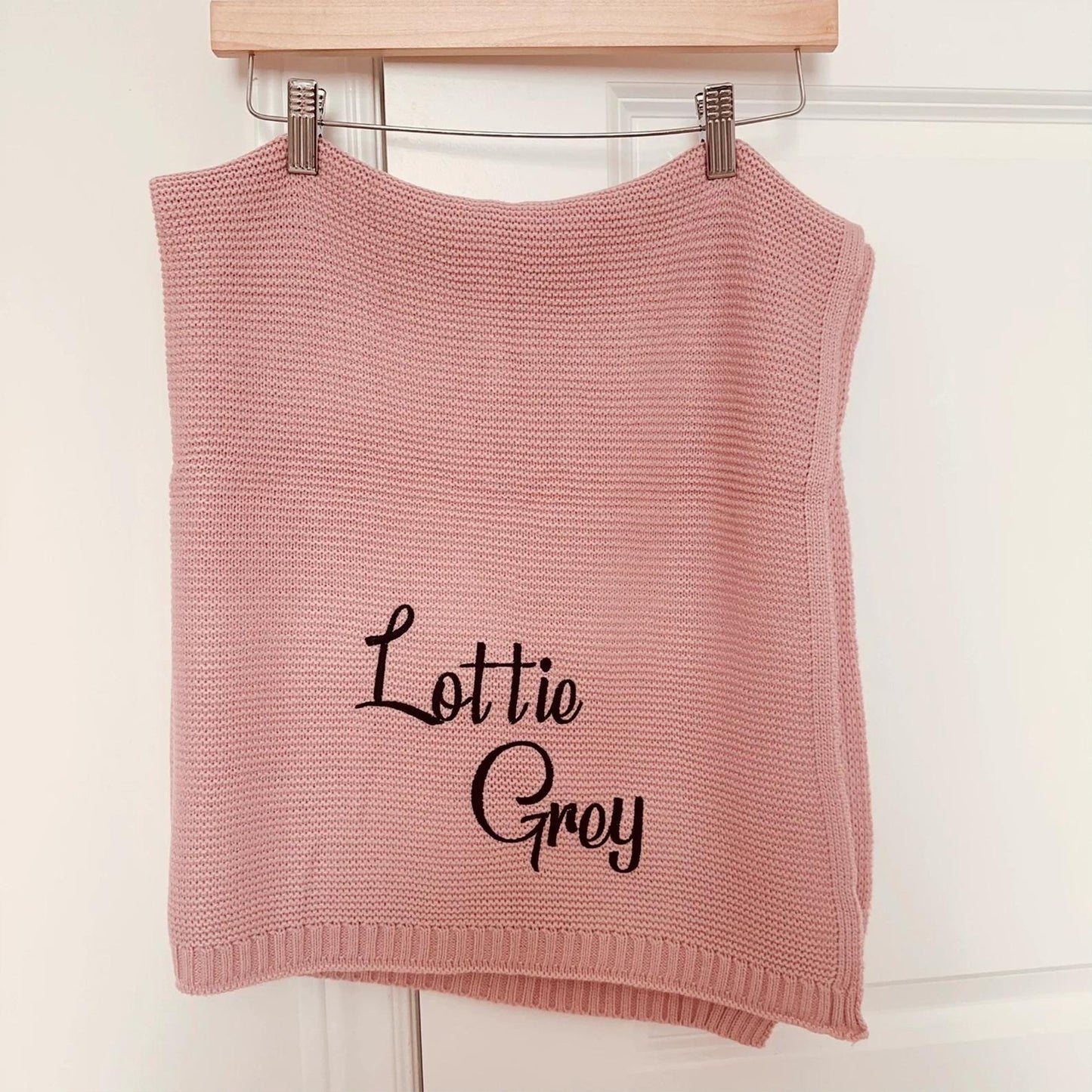 Herzgeschenk für Neugeborene - Weiche Babydecke mit personalisierter Namensstickerei