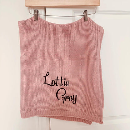 Herzgeschenk für Neugeborene - Weiche Babydecke mit personalisierter Namensstickerei