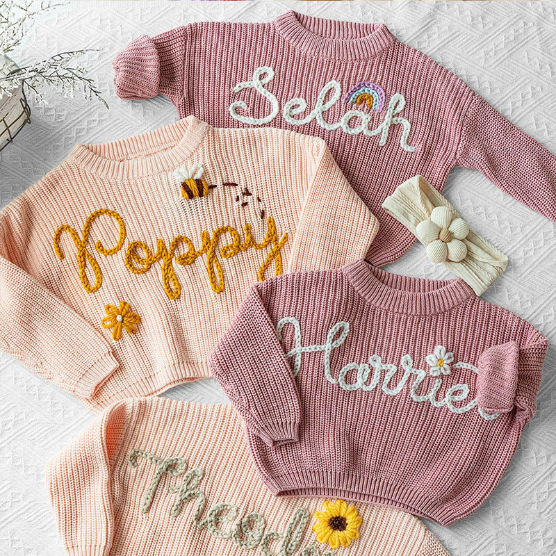 Personalisiertes Babygeschenk – Bestickter Kinderpullover mit Namen, Einzigartig & Herzerwärmend
