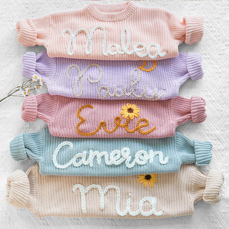 Personalisiertes Babygeschenk – Bestickter Kinderpullover mit Namen, Einzigartig & Herzerwärmend
