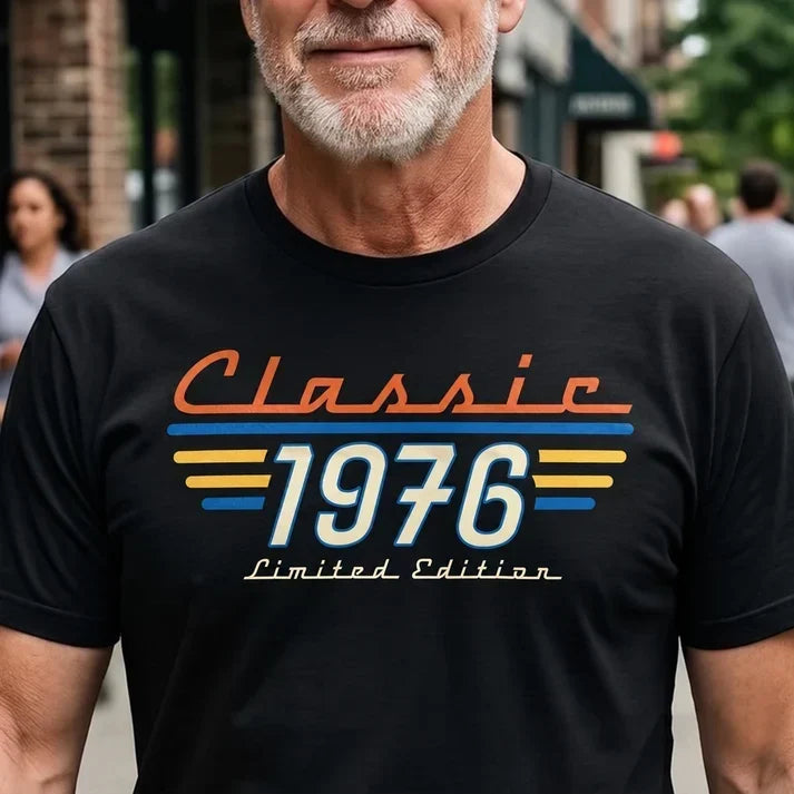 Personalisiertes Retro-Klassik-T-Shirt: Mann in einem urbanen Umfeld, mit markanter Typografie im Stil der 70er Jahre – ein einzigartiges Geschenk für ihn