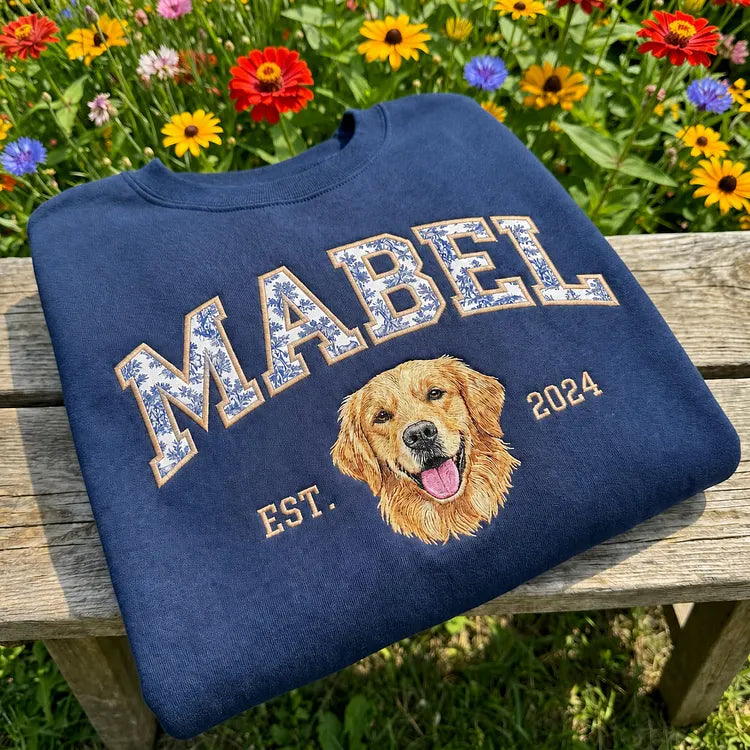 Besticktes Sweatshirt mit individuellem Haustier-Porträt und Namens-Applikation im Chinoiserie-Stil