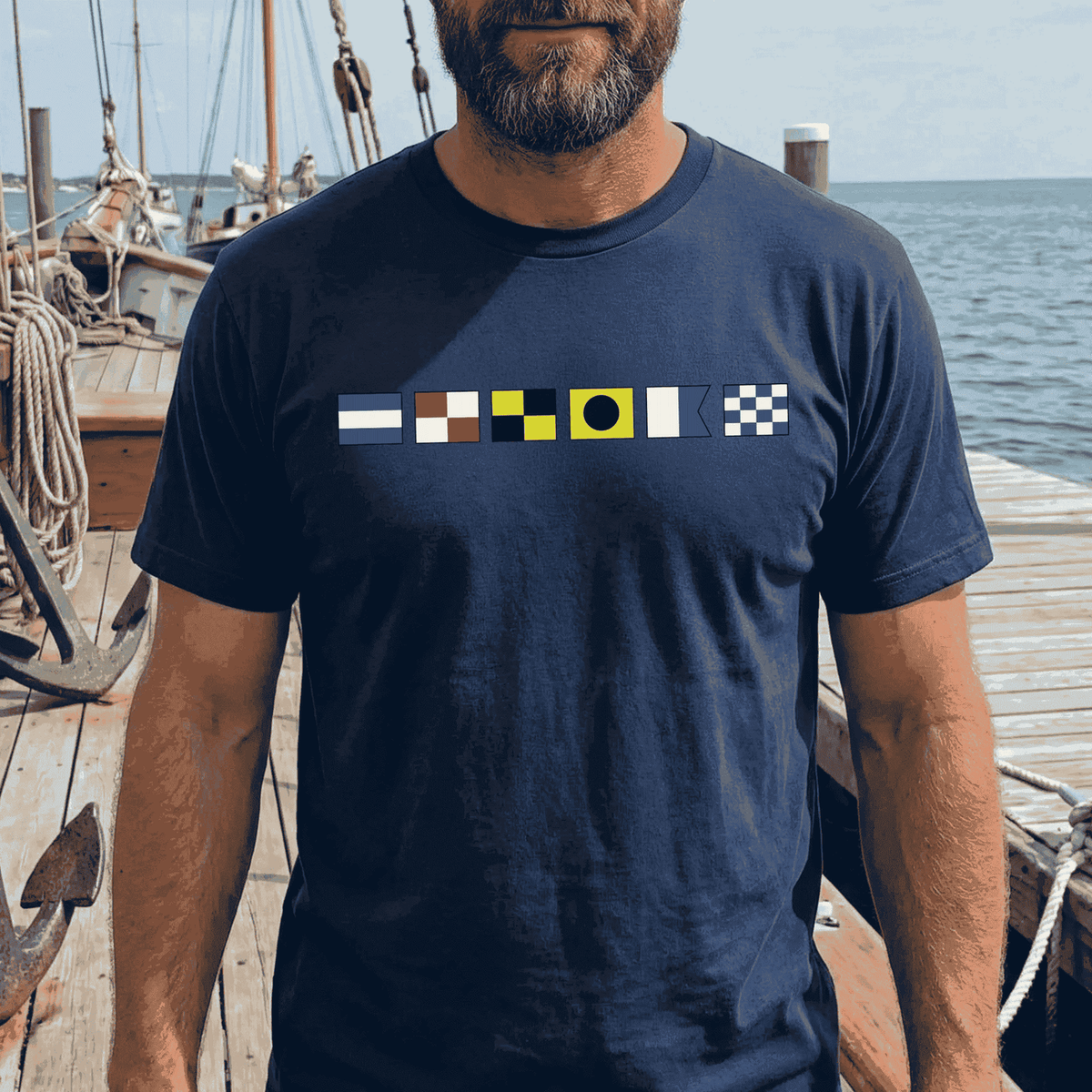 Klassisches T-Shirt mit maritimen Signalflaggen, personalisiert mit deinem Namen, lässiger Strand-Look für jeden Tag, durchdachtes Geschenk