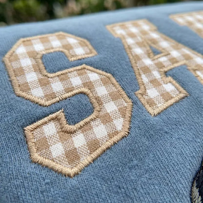 Besticktes Sweatshirt mit individuellem Haustier-Porträt und Namen im Varsity-Stil (Gingham-Muster)
