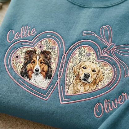 Personalisiertes Sweatshirt mit gesticktem Haustierporträt und Blumen-Applikation (Herz-Medaillon mit Schleife)