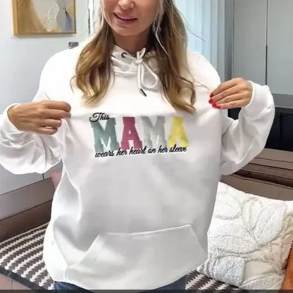 Personalisiertes Mom Wears Her Heart On Her Sleeve Sweatshirt Muttertagsgeschenk