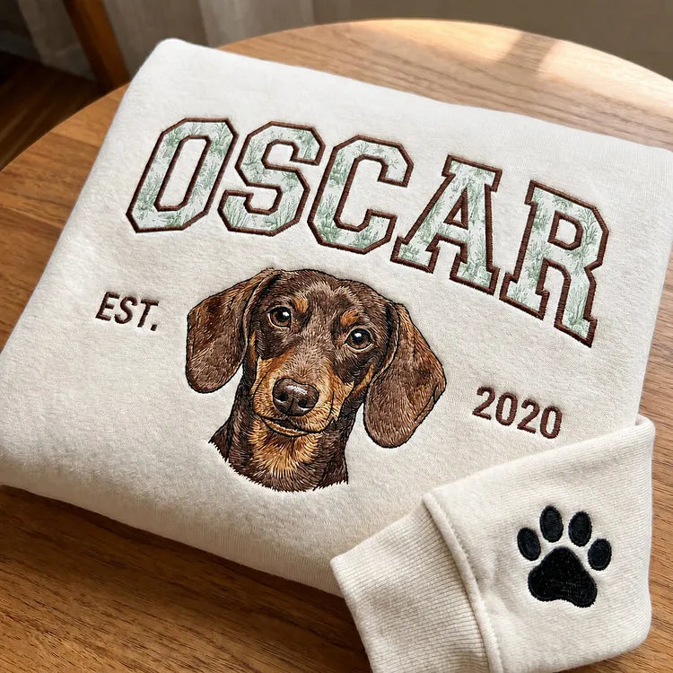 Besticktes Sweatshirt mit individuellem Haustier-Porträt und Namens-Applikation im Chinoiserie-Stil