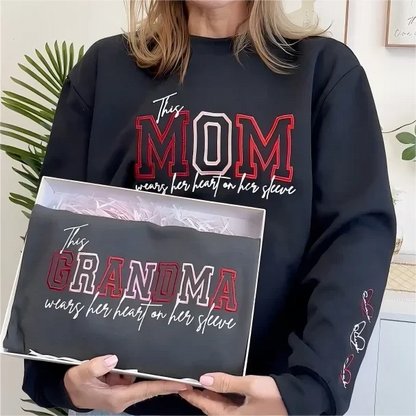 Personalisiertes Mom Wears Her Heart On Her Sleeve Sweatshirt Muttertagsgeschenk
