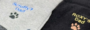 Personalisierte Socken für Tierbesitzer mit gesticktem Katzen- oder Hundenamen und Pfotenabdruck | Individuelles Geschenk für Tierliebhaber
