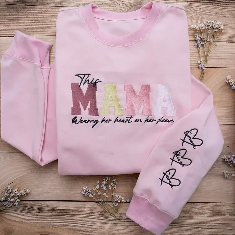 Personalisiertes Mom Wears Her Heart On Her Sleeve Sweatshirt Muttertagsgeschenk