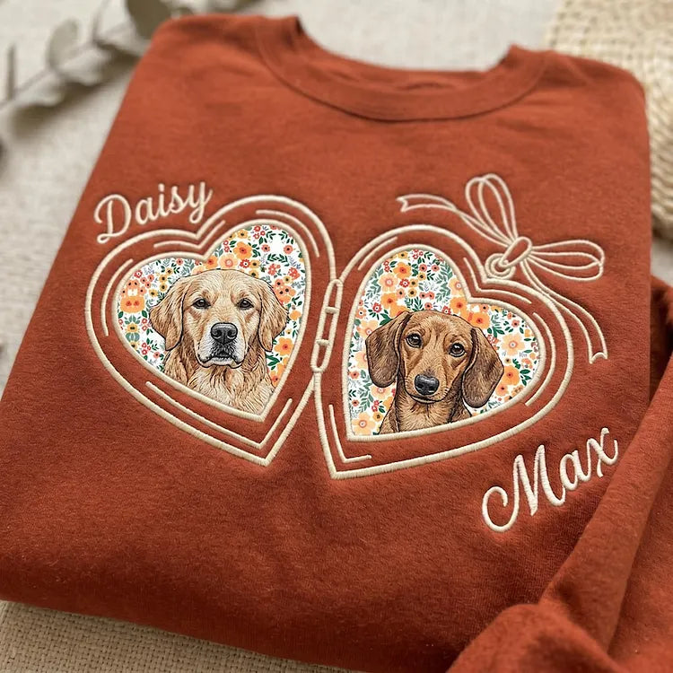 Personalisiertes Sweatshirt mit gesticktem Haustierporträt und Blumen-Applikation (Herz-Medaillon mit Schleife)