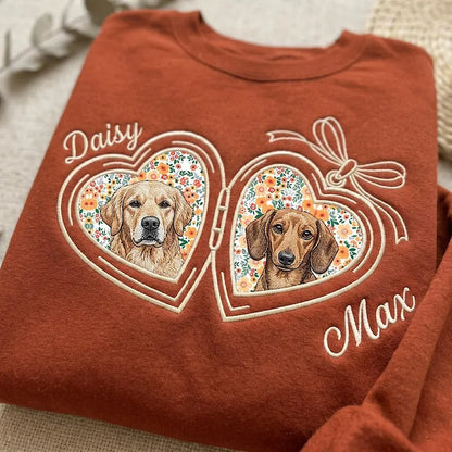 Personalisiertes Sweatshirt mit gesticktem Haustierporträt und Blumen-Applikation (Herz-Medaillon mit Schleife)