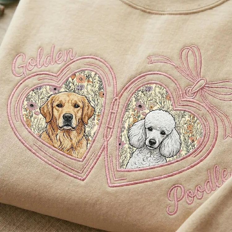Personalisiertes Sweatshirt mit gesticktem Haustierporträt und Blumen-Applikation (Herz-Medaillon mit Schleife)