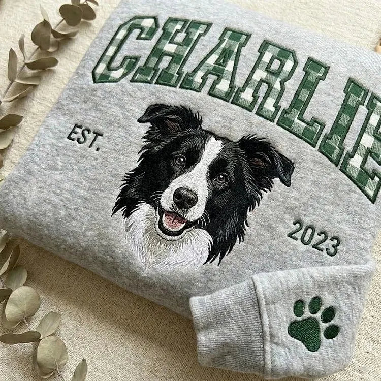 Besticktes Sweatshirt mit individuellem Haustier-Porträt und Namen im Varsity-Stil (Gingham-Muster)