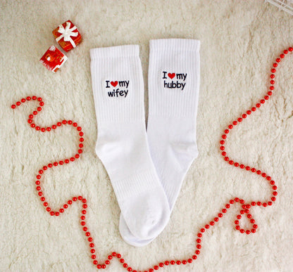 2 Paar personalisierte Valentinstagssocken mit Text, bestickte Baumwollsocken, Socken für Hochzeitsfeiern, Socken für den Junggesellinnenabschied, Socken mit Initialen und Namen für Geburtstage