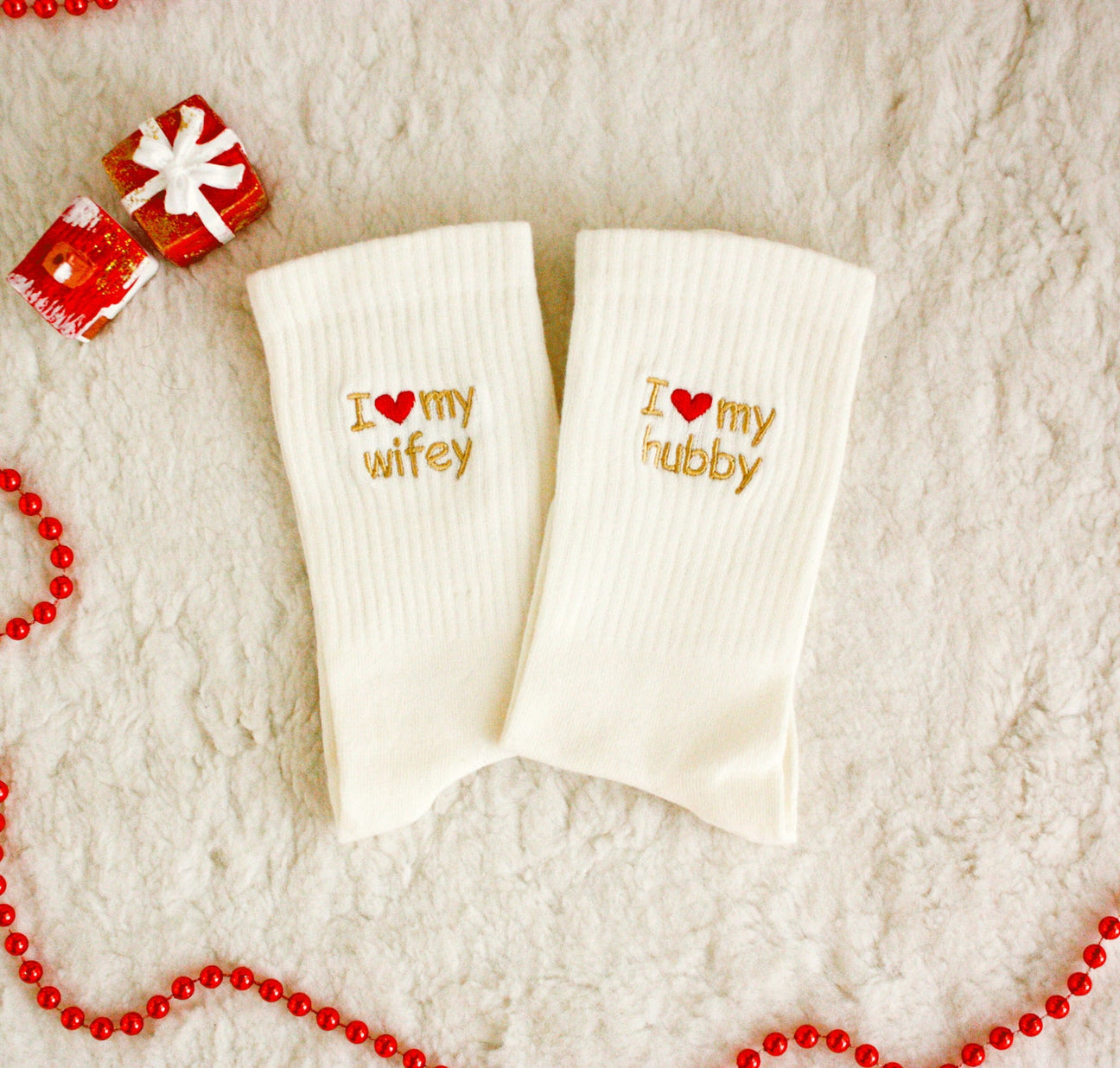 2 Paar personalisierte Valentinstagssocken mit Text, bestickte Baumwollsocken, Socken für Hochzeitsfeiern, Socken für den Junggesellinnenabschied, Socken mit Initialen und Namen für Geburtstage