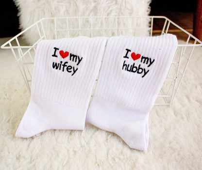 2 Paar personalisierte Valentinstagssocken mit Text, bestickte Baumwollsocken, Socken für Hochzeitsfeiern, Socken für den Junggesellinnenabschied, Socken mit Initialen und Namen für Geburtstage