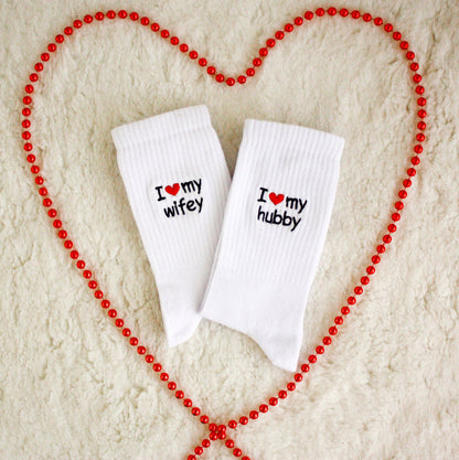 2 Paar personalisierte Valentinstagssocken mit Text, bestickte Baumwollsocken, Socken für Hochzeitsfeiern, Socken für den Junggesellinnenabschied, Socken mit Initialen und Namen für Geburtstage