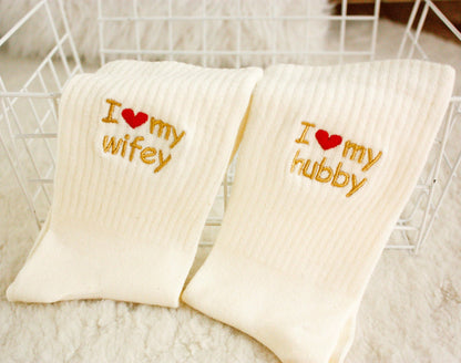 2 Paar personalisierte Valentinstagssocken mit Text, bestickte Baumwollsocken, Socken für Hochzeitsfeiern, Socken für den Junggesellinnenabschied, Socken mit Initialen und Namen für Geburtstage