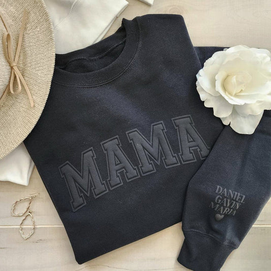 Mama Andenken Sweatshirt mit Puff-Schriftzug, personalisierte Kindernamen auf dem Ärmel, Mama Pullover, Geschenk für neue Mama, Schwarz
