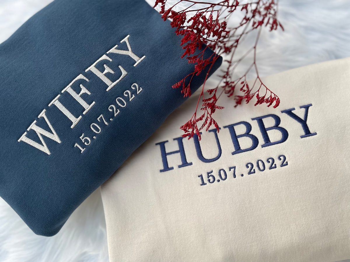 Personalisiertes Partner-Sweatshirt für Paare zum Valentinstag – Bestickt mit „Wifey“ & „Hubby“ – Unisex-Pullover mit Rundhalsausschnitt (Geschenkidee für Freundin oder zur Hochzeit)