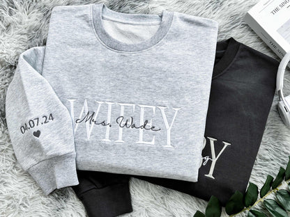 Individuell besticktes „Wifey“-Sweatshirt, personalisiertes Geschenk für die Braut