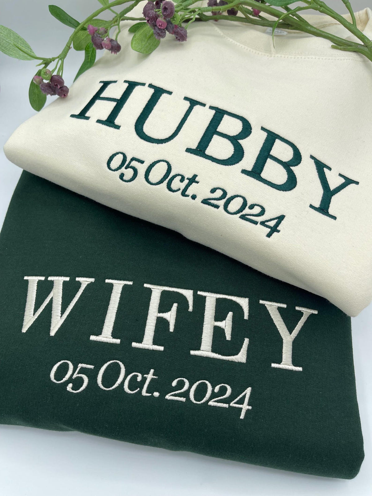 Personalisiertes Partner-Sweatshirt für Paare zum Valentinstag – Bestickt mit „Wifey“ & „Hubby“ – Unisex-Pullover mit Rundhalsausschnitt (Geschenkidee für Freundin oder zur Hochzeit)