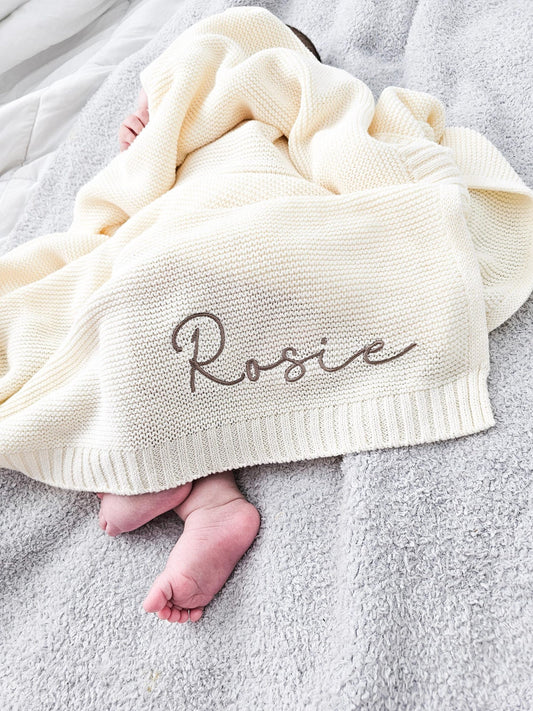 Geschenkidee zur Babyparty – handgefertigte bestickte Decke mit individuellem Namen oder Monogramm