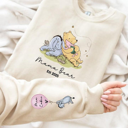 Mama Bear Sweatshirt mit Ärmelnamen - Klassisches Pooh-Bär-Design