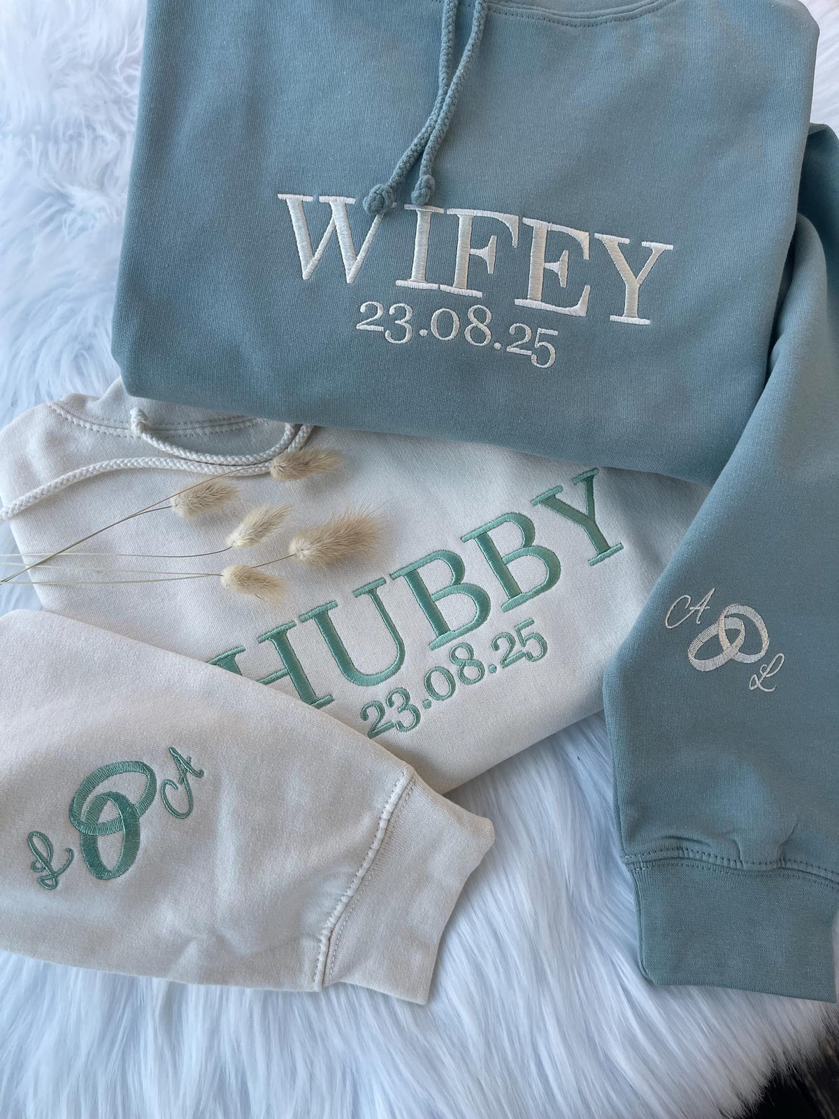 Personalisiertes Partner-Sweatshirt für Paare zum Valentinstag – Bestickt mit „Wifey“ & „Hubby“ – Unisex-Pullover mit Rundhalsausschnitt (Geschenkidee für Freundin oder zur Hochzeit)