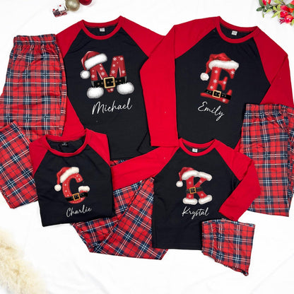 Personalisierter Familien-Weihnachtspyjama mit Weihnachtsmann-Motiv und Initialen: Partner-Set im Buffalo-Check-Muster