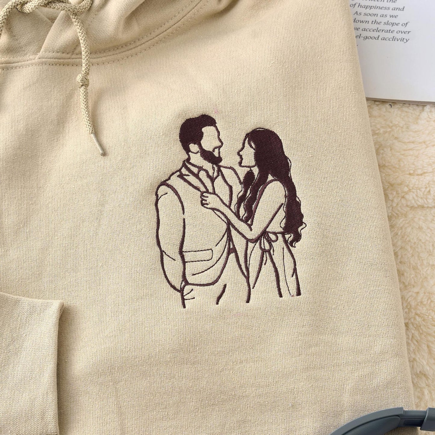 Hoodie mit individueller Stickerei eines Pärchenporträts nach Foto: Jubiläums-Sweatshirt, personalisiertes Geschenk für beste Freunde