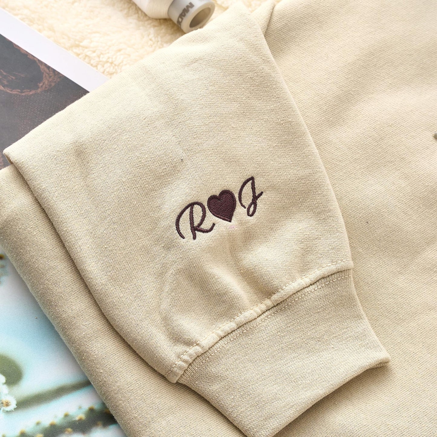 Hoodie mit individueller Stickerei eines Pärchenporträts nach Foto: Jubiläums-Sweatshirt, personalisiertes Geschenk für beste Freunde