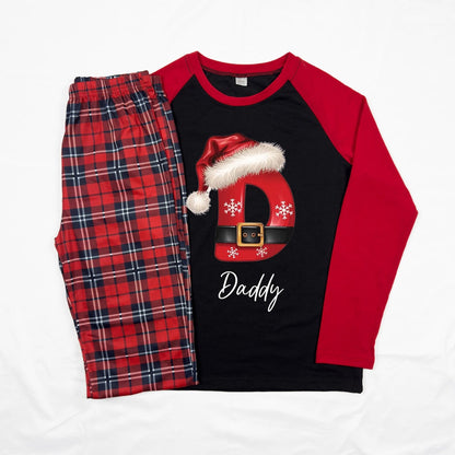 Personalisierter Familien-Weihnachtspyjama mit Weihnachtsmann-Motiv und Initialen: Partner-Set im Buffalo-Check-Muster
