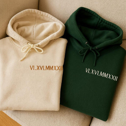 Individuell bestickter Partner-Hoodie mit römischen Ziffern und Initialen auf dem Ärmel – personalisiertes Hochzeitsgeschenk für Paare