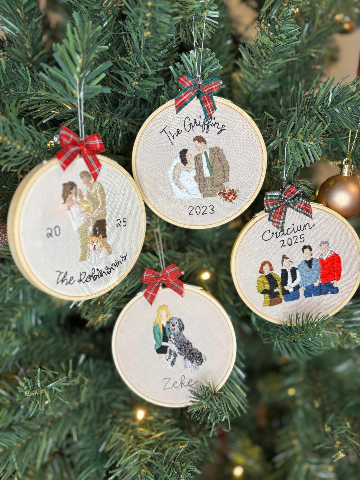 Handbestickter Weihnachtsschmuck: Familienporträt – Personalisierte Weihnachtserinnerung – Weihnachtsdekoration – Individueller Schmuck