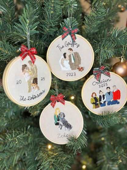 Handbestickter Weihnachtsschmuck: Familienporträt – Personalisierte Weihnachtserinnerung – Weihnachtsdekoration – Individueller Schmuck