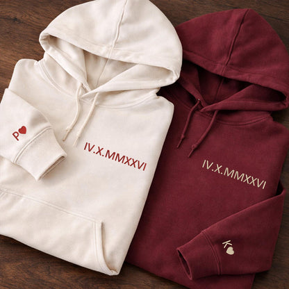 Individuell bestickter Hoodie mit römischen Ziffern – Partner-Hoodies – Personalisiertes Herz mit Initialen auf dem Ärmel – Geschenk zum Jahrestag oder Valentinstag