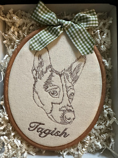 Bestickter Porträtrahmen, Haustierporträt.