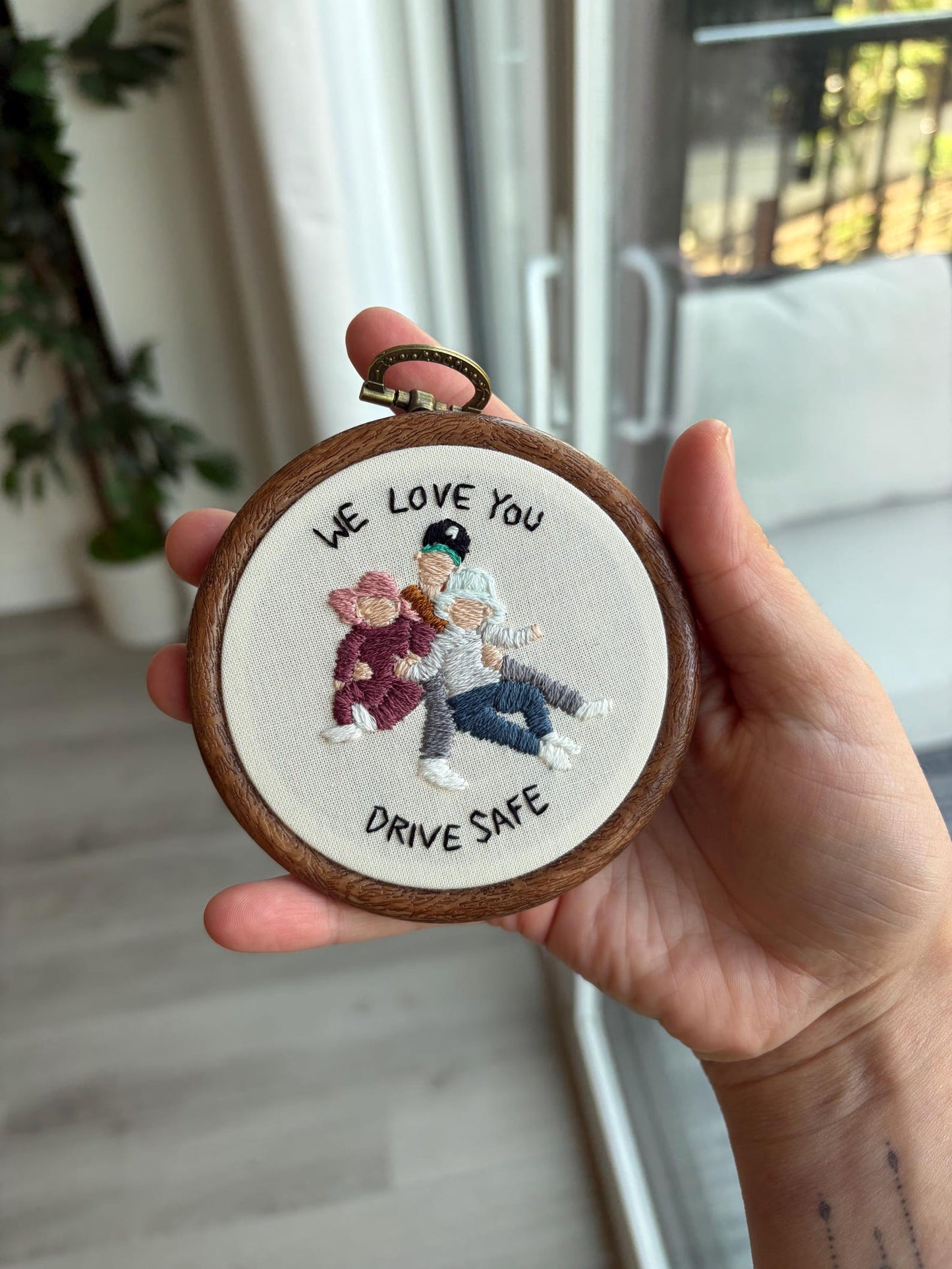 Handbestickter Weihnachtsschmuck: Familienporträt – Personalisierte Weihnachtserinnerung – Weihnachtsdekoration – Individueller Schmuck