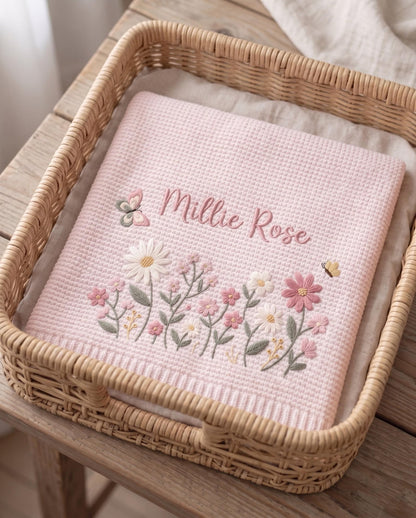 Personalisierte Babydecke mit Blumenstickerei – Strickdecke mit individuellem Namen, Willkommensdecke für Babys, Erinnerungsstück fürs Kinderzimmer, Erinnerungsstück für Neugeborene