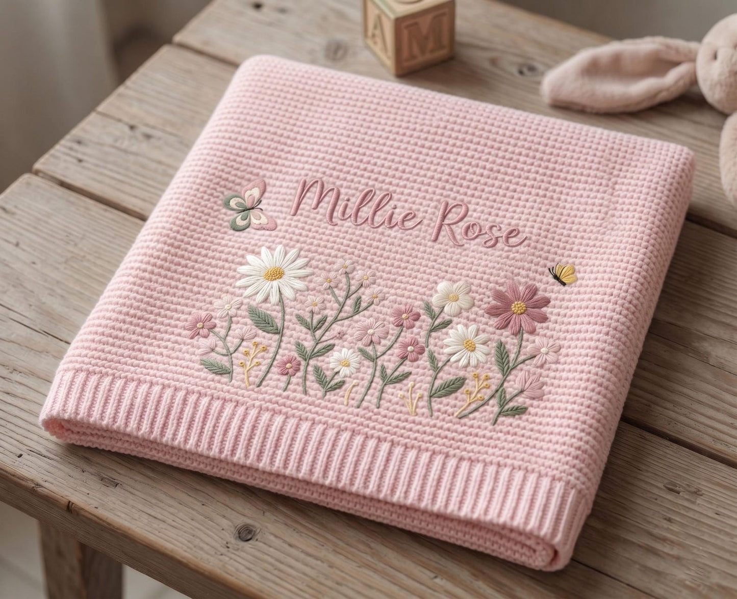 Personalisierte Babydecke mit Blumenstickerei – Strickdecke mit individuellem Namen, Willkommensdecke für Babys, Erinnerungsstück fürs Kinderzimmer, Erinnerungsstück für Neugeborene
