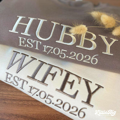 Personalisiertes Partner-Sweatshirt für Paare zum Valentinstag – Bestickt mit „Wifey“ & „Hubby“ – Unisex-Pullover mit Rundhalsausschnitt (Geschenkidee für Freundin oder zur Hochzeit)