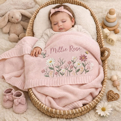 Personalisierte Babydecke mit Blumenstickerei – Strickdecke mit individuellem Namen, Willkommensdecke für Babys, Erinnerungsstück fürs Kinderzimmer, Erinnerungsstück für Neugeborene