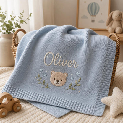 Personalisierte, bestickte Babydecke: Individuell gestaltete Strickdecke mit Bärenmotiv und Namensaufdruck
