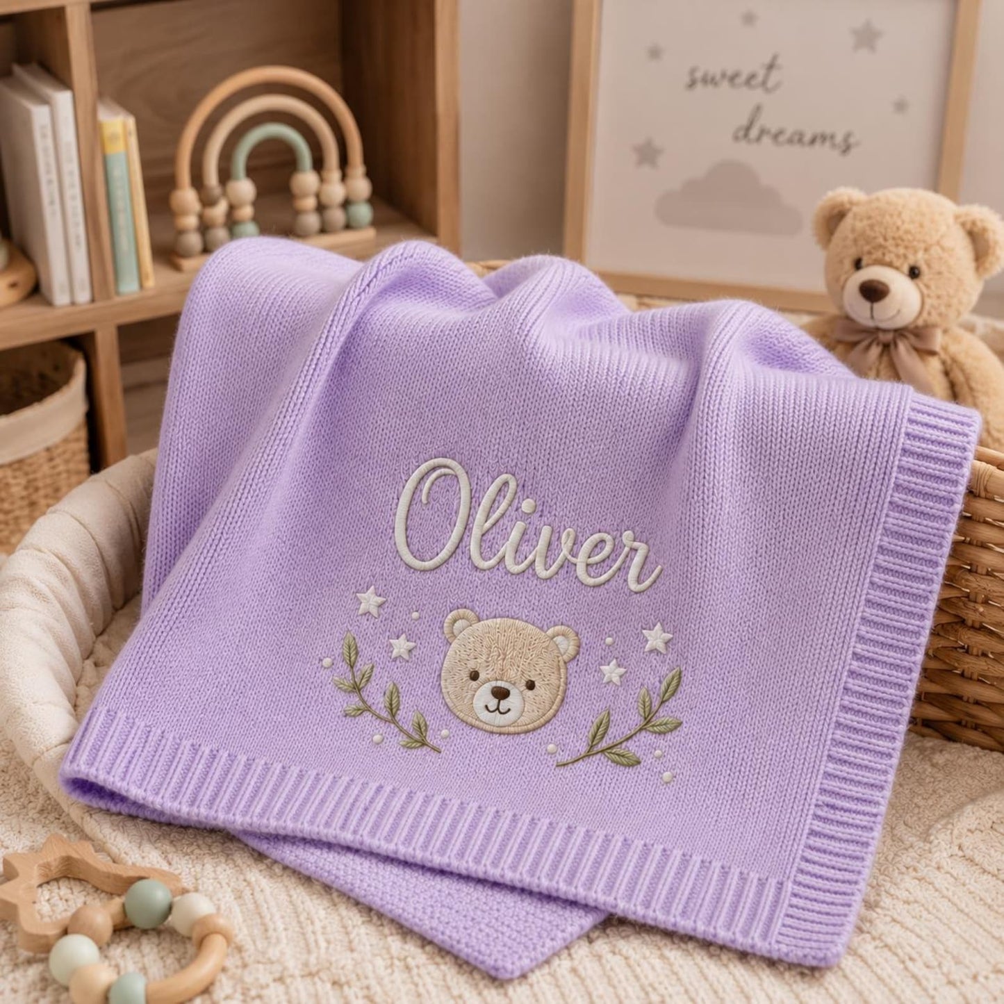 Personalisierte, bestickte Babydecke: Individuell gestaltete Strickdecke mit Bärenmotiv und Namensaufdruck