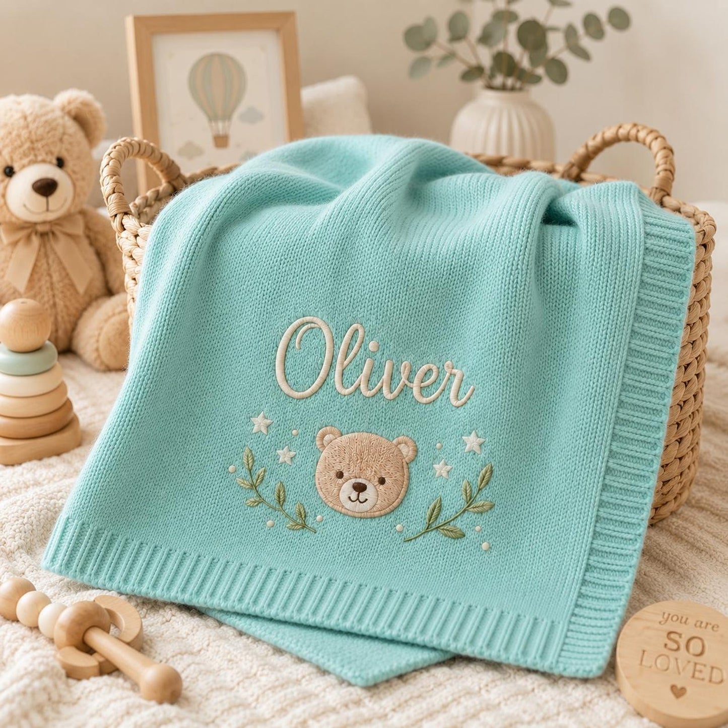 Personalisierte, bestickte Babydecke: Individuell gestaltete Strickdecke mit Bärenmotiv und Namensaufdruck